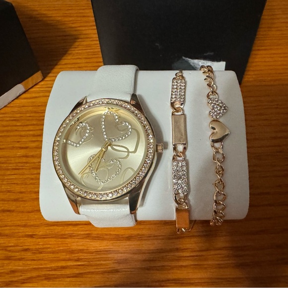 NWT Macy’s Watch Set with Matching Bracelets - Picture 4 of 5